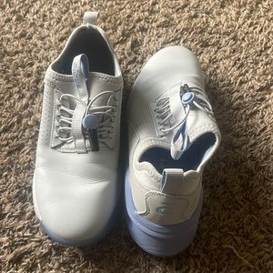 Clove healthcare sneakers